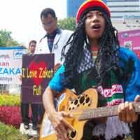 Berdandan ala Mbah Surip di Kampanye Zakat 