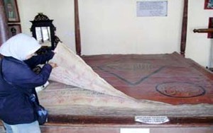 Al Quran Seberat Setengah Ton Dipajang di Keraton Sumenep
