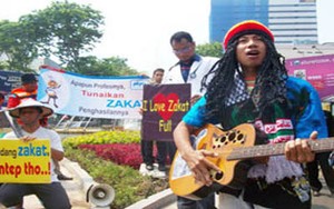 Berdandan ala Mbah Surip di Kampanye Zakat 