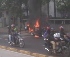 Mobil Suzuki Hangus Terbakar di Pinggir Jl Duren Tiga