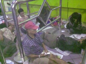 Tidur di Stasiun Demi Tiket Balik Lebaran 