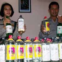Polisi Amankan Puluhan Miras dari Warung