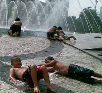 Segarnya Mandi di Bundaran HI