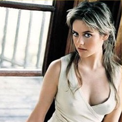 Bugil, Alicia Silverstone Didukung Sahabat