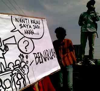 Pelantikan Anggota DPRD Jatim Didemo