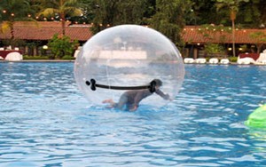 Isi Waktu Luang, Sebagian Warga Bermain Waterball