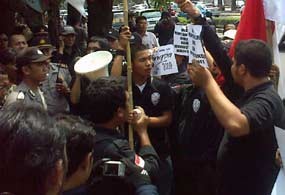 Mahasiswa Segel Kedubes Malaysia & Lempari Telur