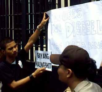 Mahasiswa Segel Kedubes Malaysia