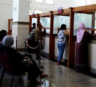Demi Uang Pecahan, Warga Rela Antre
