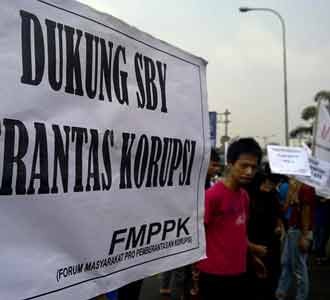 Puluhan Orang Geruduk DPR