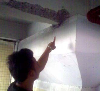 Diguncang Gempa, Gedung Veteran Retak