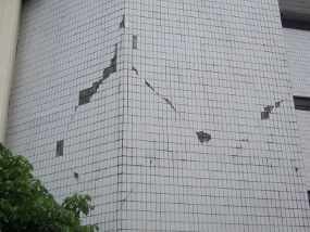Gedung Bank Mandiri Retak dan Pecah