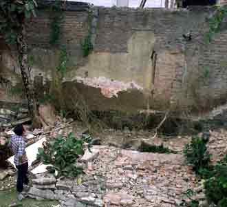 Gempa Robohkan Tembok Pagar
