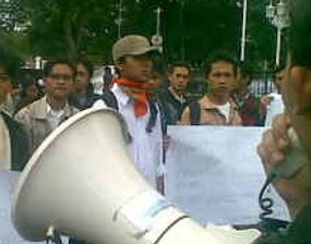  Pelantikan DPRD Jateng Diwarnai Dua Aksi Unjuk Rasa