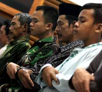 Beribadah di Tengah Pengungsian