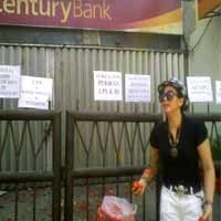 Gayatri Cs Lempari Bank Century dengan Telur Busuk