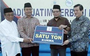 Sumbangan 1 Ton Kurma untuk Masjid Al Akbar