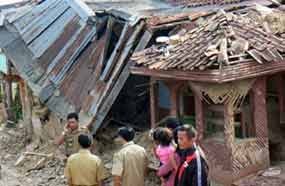 Hujan Deras Hantam Tenda Korban Gempa di Ciamis, 1 Warga Terluka
