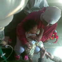 Berlari Gendong Anak Sambil Menyeret Infus