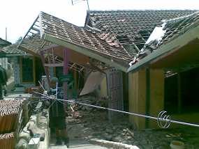 Warga Pangalengan Minta Bantuan Bahan Bangunan