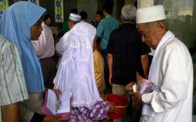 Pengemis Menjamur di Masjid Agung