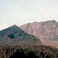 Kaki Gunung Galunggung Retak 300 Meter