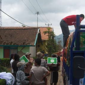 Telkom Bagikan 1.500 Paket Sembako Pada Korban Gempa