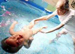 Bayi 21 Bulan Jago Berenang