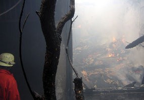 Ratusan Lapak di Pasar Segiri Samarinda Hangus Terbakar