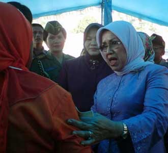 Istri JK Bantu Korban Gempa