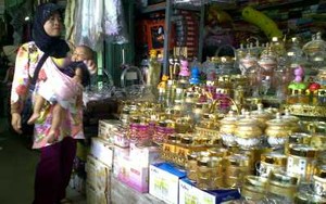 Incar Pernik Lebaran Impor, Warga Jubeli Pasar Bawah Pekanbaru