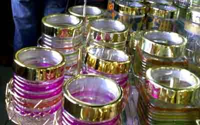 Berburu Hiasan Lebaran di Pasar Bawah