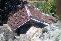 Penghuni Kos Tinggalkan Kamar Pakai Sarung