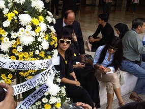 2 Karangan Bunga Tanda Belasungkawa untuk Anggota DPR
