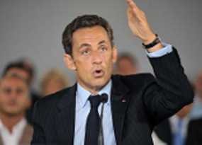 Agar Terlihat Tinggi, Sarkozy Pakai Orang Pendek Sebagai Latar