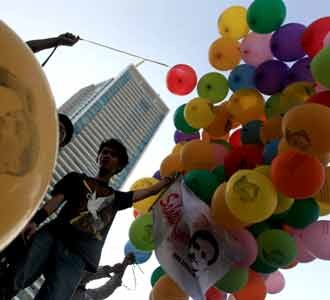 Terbangkan Balon untuk Munir