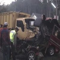 Tabrakan Beruntun Truk, Bus, dan Sedan di KM 118 Purbaleunyi 