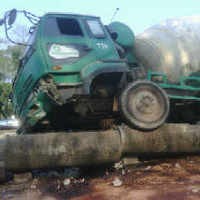 Truk Molen Nyangkut di Pembatas Jalan Benyamin Sueb