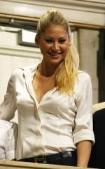 Kournikova Bukan Penyanyi Kamar Mandi 