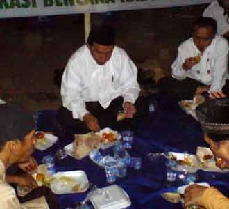 Tifatul Berbuka Bareng Korban Gempa