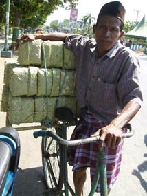 Jelang Lebaran, Wadah Zakat Fitrah Laris Terjual