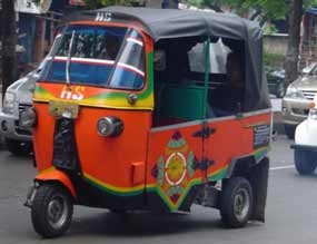 Bajaj Terbakar di Depan Istana Presiden