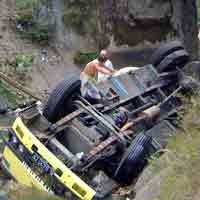 Truk Muat Kedelai Terjun ke Sungai