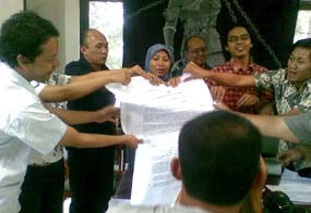  Protes, Koalisi LSM Robek-robek Draf RUU Pengadilan Tipikor