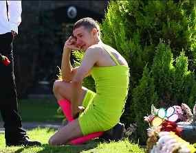 Pria Inggris Memakai Gaun Hijau Menyala ke Pemakaman