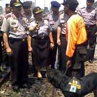 Antisipasi Sabotase, Brimob Amankan Rel KA di Jawa Timur 