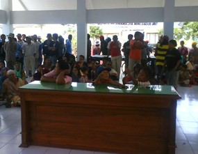 Tuntut Bansos, Korban Dampak Lumpur Ngelurug Kecamatan