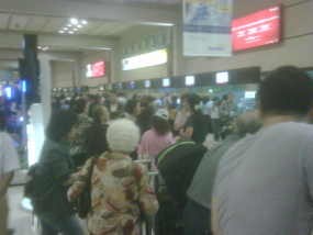 Terminal Internasional Bandara Cengkareng Ramai Bak Pasar 