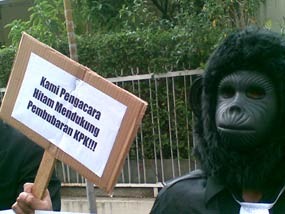 Demo ICW, Koruptor Hingga Advokat Hitam Dilempari Tomat