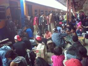 Pemudik Terus Banjiri Stasiun Senen